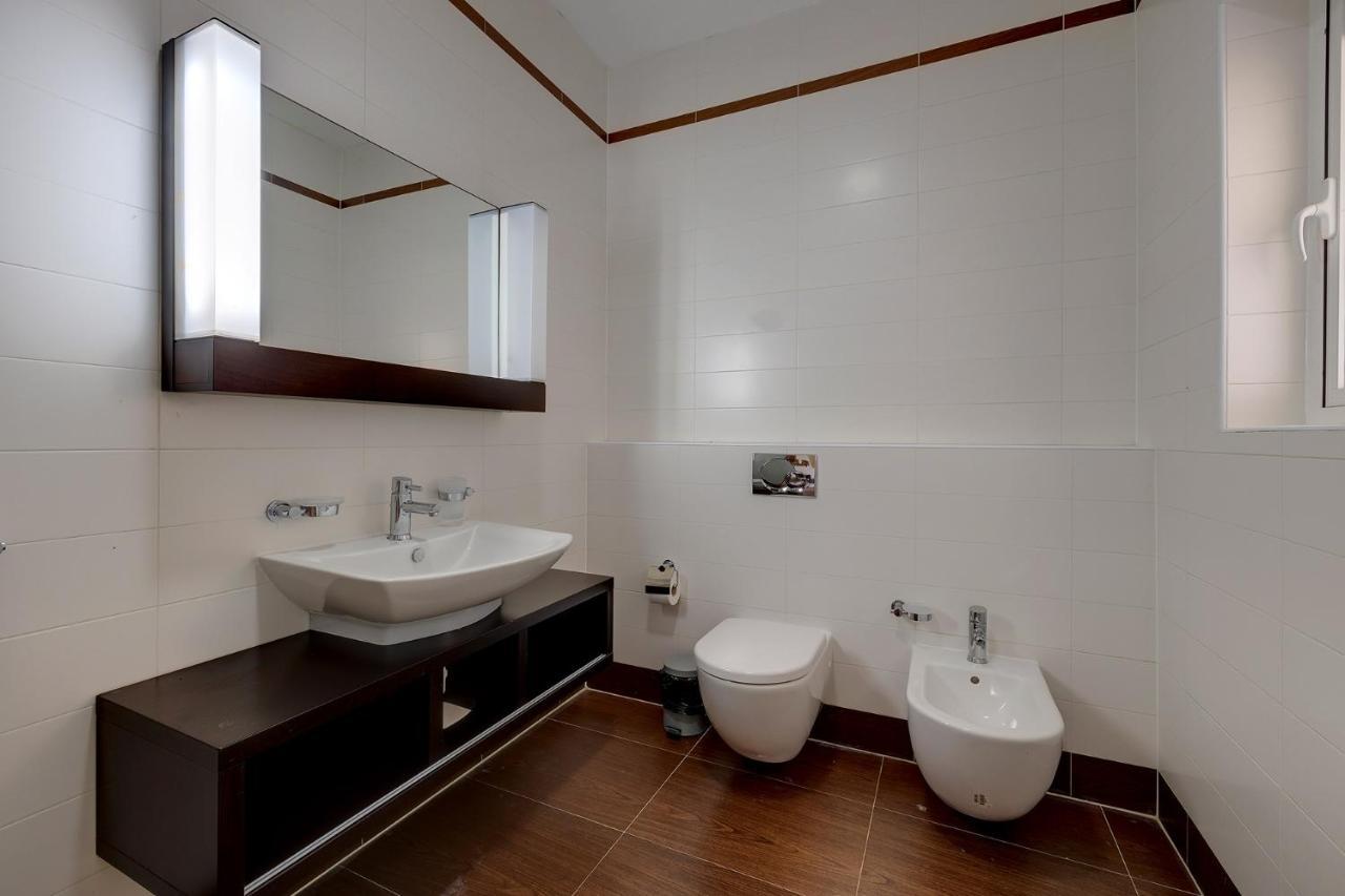 Seafront Lux Apart Inc Pool, Upmarket Area 슬리에마 외부 사진